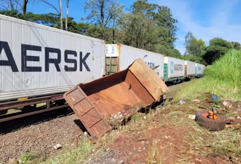 Imagem descritiva da notícia Caminhão é arrastado por trem no Jardim Tibagi
