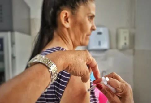 Imagem descritiva da notícia Arapongas aplica mais de 1,3 mil vacinas no Dia D