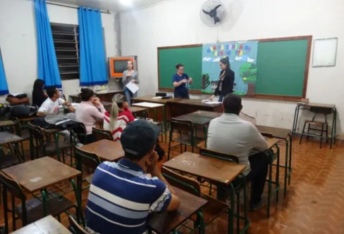 Imagem descritiva da notícia Em cinco anos, matrículas do ensino de jovens e adulto caem 71% na região