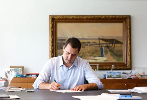 Imagem descritiva da notícia Ratinho Jr. anuncia reajuste de 5,79% para os servidores