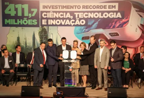 Imagem descritiva da notícia Ratinho Jr. assina regulamentação de lei e fundo de inovação