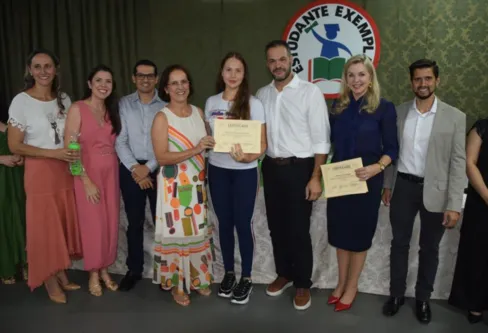 Imagem descritiva da notícia Ivaiporã premia com estágio melhores alunos da rede pública