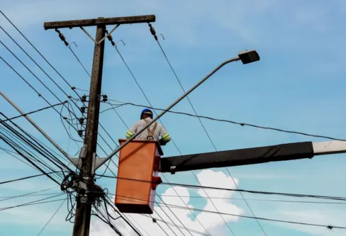 Imagem descritiva da notícia Com aporte de R$ 1,6 mi, mais bairros modernizam iluminação