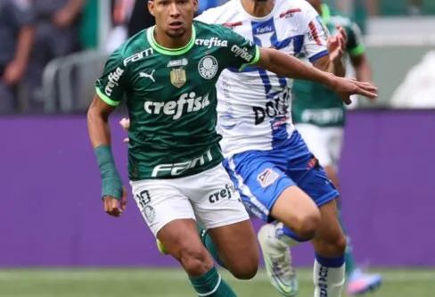 Imagem descritiva da notícia Após título, Rony faz cirurgia no antebraço e vira desfalque
