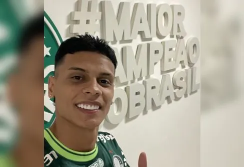 Imagem descritiva da notícia Palmeiras oficializa o volante Richard Ríos para vaga de Danilo