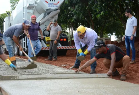 Imagem descritiva da notícia Prefeito com as mãos na massa