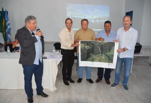 Imagem descritiva da notícia Projeto de nova ponte sobre Rio Ivaí é entregue a prefeitos da região