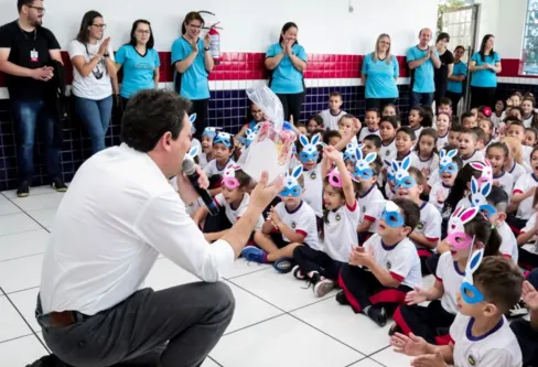Imagem descritiva da notícia Prefeituras da região comemoram Páscoa nas escolas com entrega de chocolates