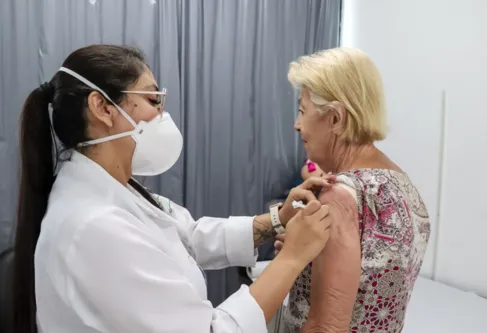 Imagem descritiva da notícia Região registra baixa procura à vacina bivalente contra covid