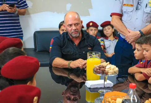 Imagem descritiva da notícia Secretário prega cautela nas escolas
