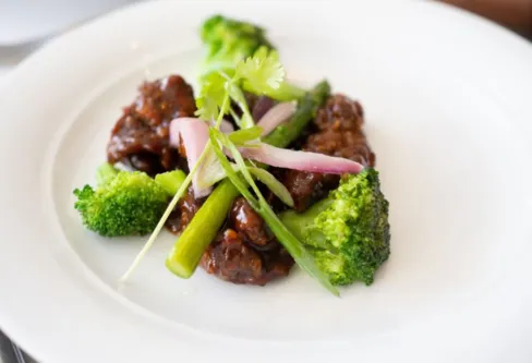 Imagem descritiva da notícia Carne com brócolis ao molho oriental é receita rápida e descomplicada
