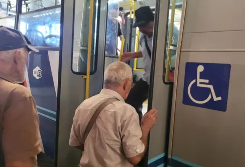 Imagem descritiva da notícia Usuários idosos do transporte coletivo passarão a ter cartão em Apucarana