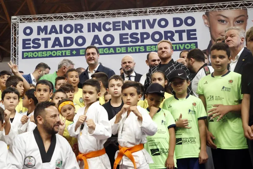Governador do Paraná, Carlos Massa Ratinho Junior, acompanhado dos Secretários de Esportes do Paraná, Helio Wirbiski, e do secretário de Educação do Paraná, Prof.º Roni Miranda Vieira, anunciou nesta terça-feira (2), a liberação de quase R$ 100 milhões em recursos para o esporte, destinados para programas estaduais como o Proesporte e o Geração Olímpica, para os Jogos Escolares Oficiais, e para a compra de kits esportivos para escolas do Estado.