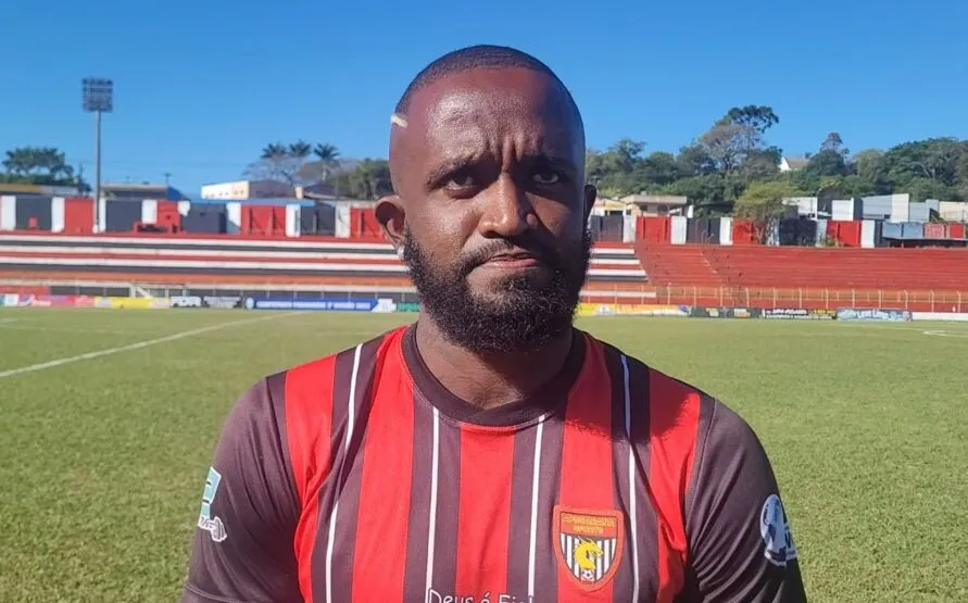 Zagueiro Dipão pede respeito e critica atos racistas