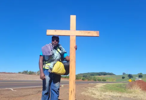 Imagem descritiva da notícia Devoto vai percorrer a pé mais de 160 km para levar cruz até Lunardelli