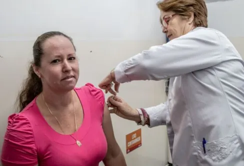Imagem descritiva da notícia Apucarana aplica quase mil vacinas no sábado