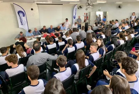 Imagem descritiva da notícia Câmara de Apucarana realiza sessão no Colégio Cerávolo
