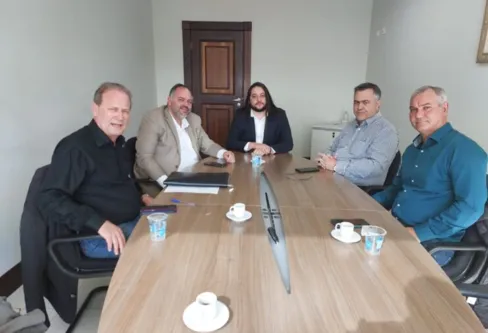 Imagem descritiva da notícia Carlos Gil é recebido por Beto Preto