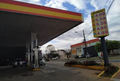 Imagem descritiva da notícia Preços dos combustíveis e gás 
de cozinha começam a recuar