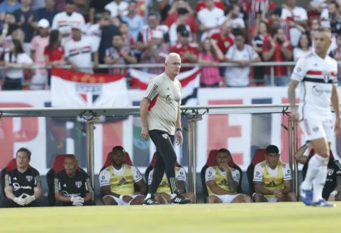 Imagem descritiva da notícia Maratona de jogos faz técnico Dorival Junior cobrar reforços