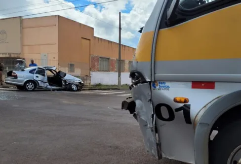 Imagem descritiva da notícia Mulher fica ferida em colisão com micro-ônibus escolar