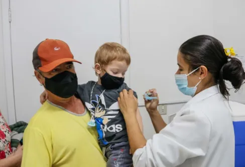 Imagem descritiva da notícia Baixa adesão à vacina da gripe mobiliza educação de Apucarana