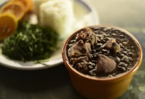 Imagem descritiva da notícia Receita de feijoada baiana não economiza no tempero