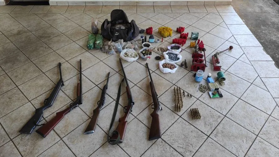 Imagem descritiva da notícia PM apreende armas e munições na zona rural de Apucarana