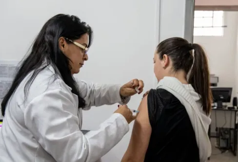 Imagem descritiva da notícia Em dois meses, Paraná aplicou 2 milhões de doses contra a gripe