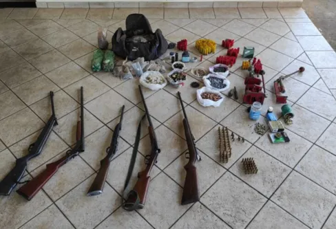Imagem descritiva da notícia PM apreende armas e munições na zona rural de Apucarana