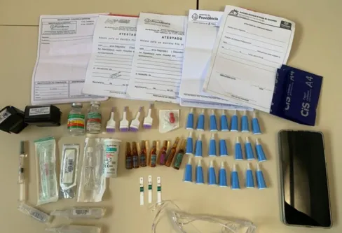 Imagem descritiva da notícia Técnica de enfermagem cobrava R$ 50 por dia de atestado, diz polícia