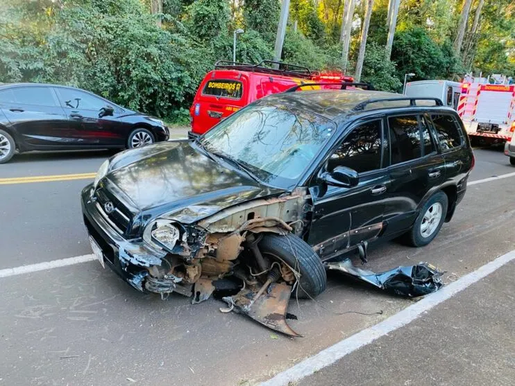 Colisão violenta foi registrada nesta manhã na Avenida Jaboti