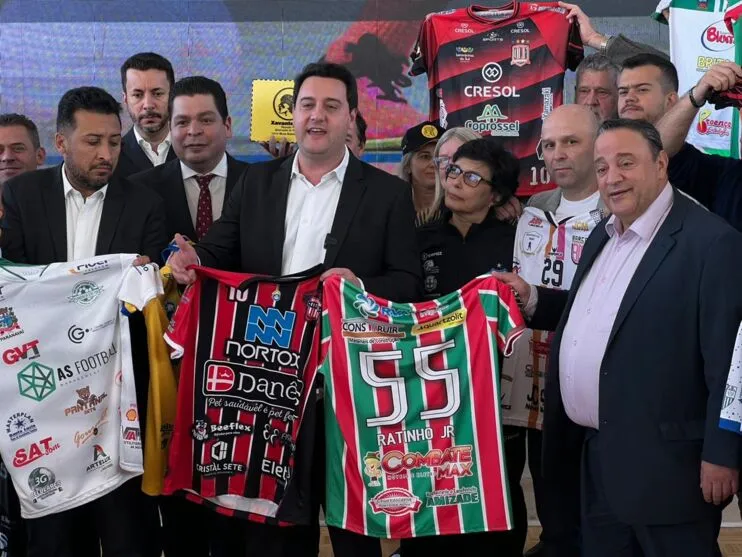 Imagem descritiva da notícia Ratinho Jr. ganha camisa do Apucarana Futsal