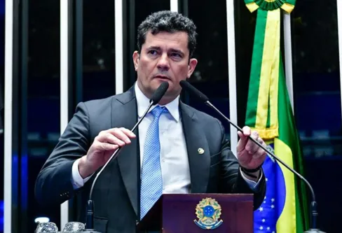 Imagem descritiva da notícia Moro defende esposa de críticas de bolsonaristas