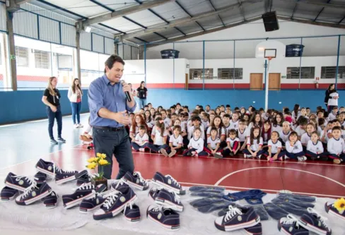 Imagem descritiva da notícia Apucarana entrega tênis para  complementar uniforme escolar