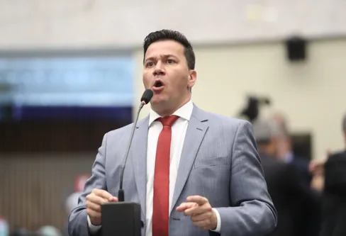 Imagem descritiva da notícia Petista contra privatização da Copel