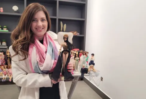 Imagem descritiva da notícia Colecionadora desde criança, arquiteta tem quase 100 Barbies