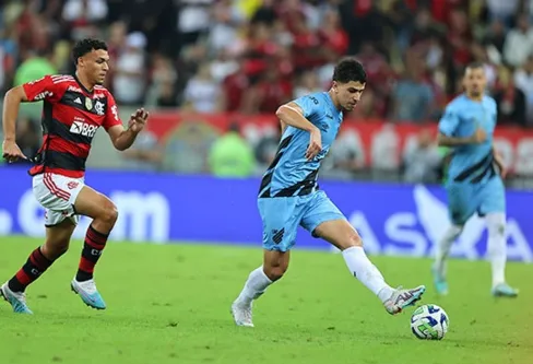 Imagem descritiva da notícia Em Curitiba, Flamengo e Athletico brigam por vaga nas quartas de final