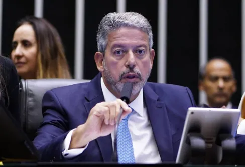 Imagem descritiva da notícia Lira espera promulgar texto da reforma tributária este ano