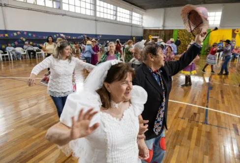 Imagem descritiva da notícia Prefeitura de Apucarana reedita Baile do Chapéu de Palha no Sesc
