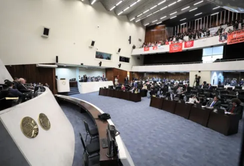 Imagem descritiva da notícia Projetos do governo recebem emendas e voltam para a CCJ