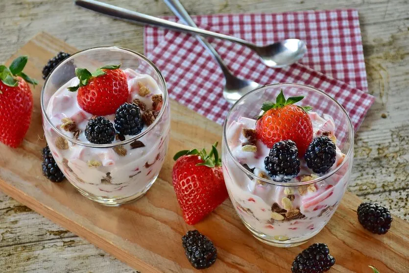Sirva com frutas frescas