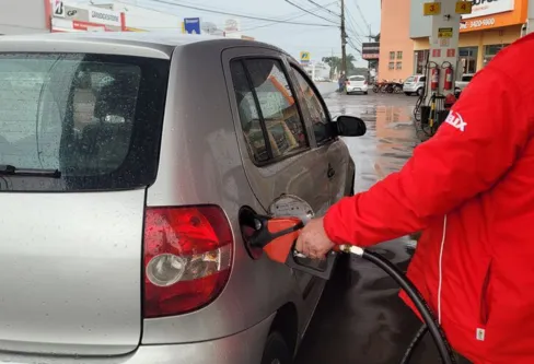 Imagem descritiva da notícia Reajuste chega nas bombas e gasolina fica R$ 0,25 mais cara