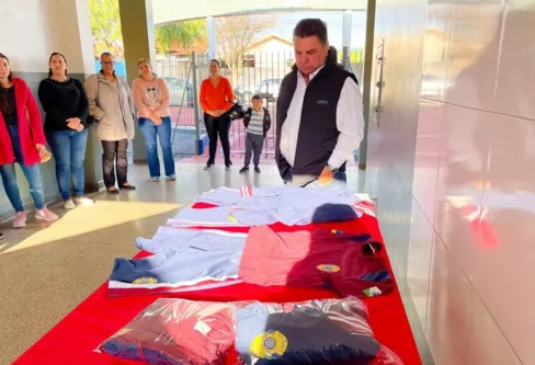 Imagem descritiva da notícia Arapongas inicia entrega de uniformes