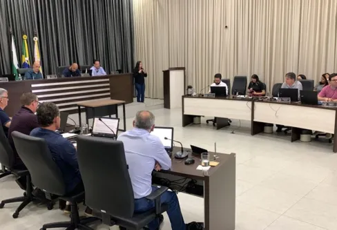 Imagem descritiva da notícia Câmara acata denúncia contra vereador por suposta xenofobia no Legislativo