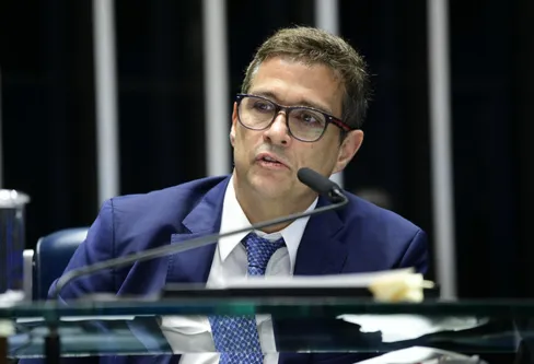 Imagem descritiva da notícia Campos Neto prevê fim do crédito rotativo