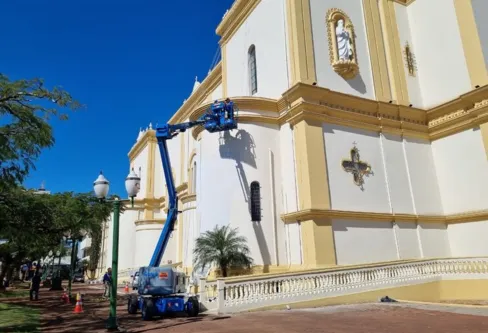 Imagem descritiva da notícia Catedral de Apucarana instala dispositivo para espantar pombos