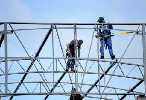 Imagem descritiva da notícia Construção civil e indústria lideram em oferta de empregos