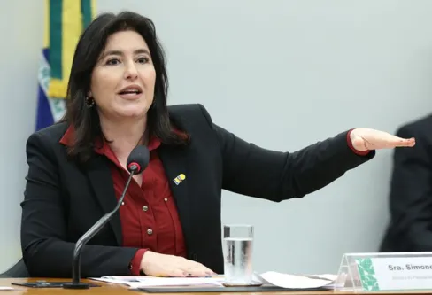 Imagem descritiva da notícia Governo federal prevê salário mínimo de R$ 1.421 em 2024