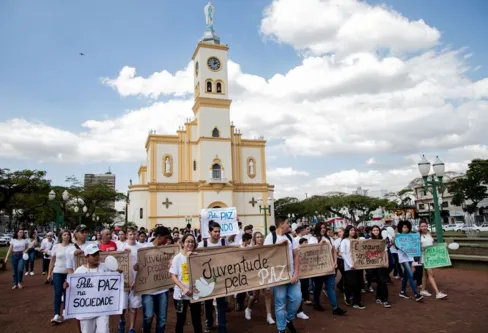 Imagem descritiva da notícia Jovens caminham pela paz em Apucarana
